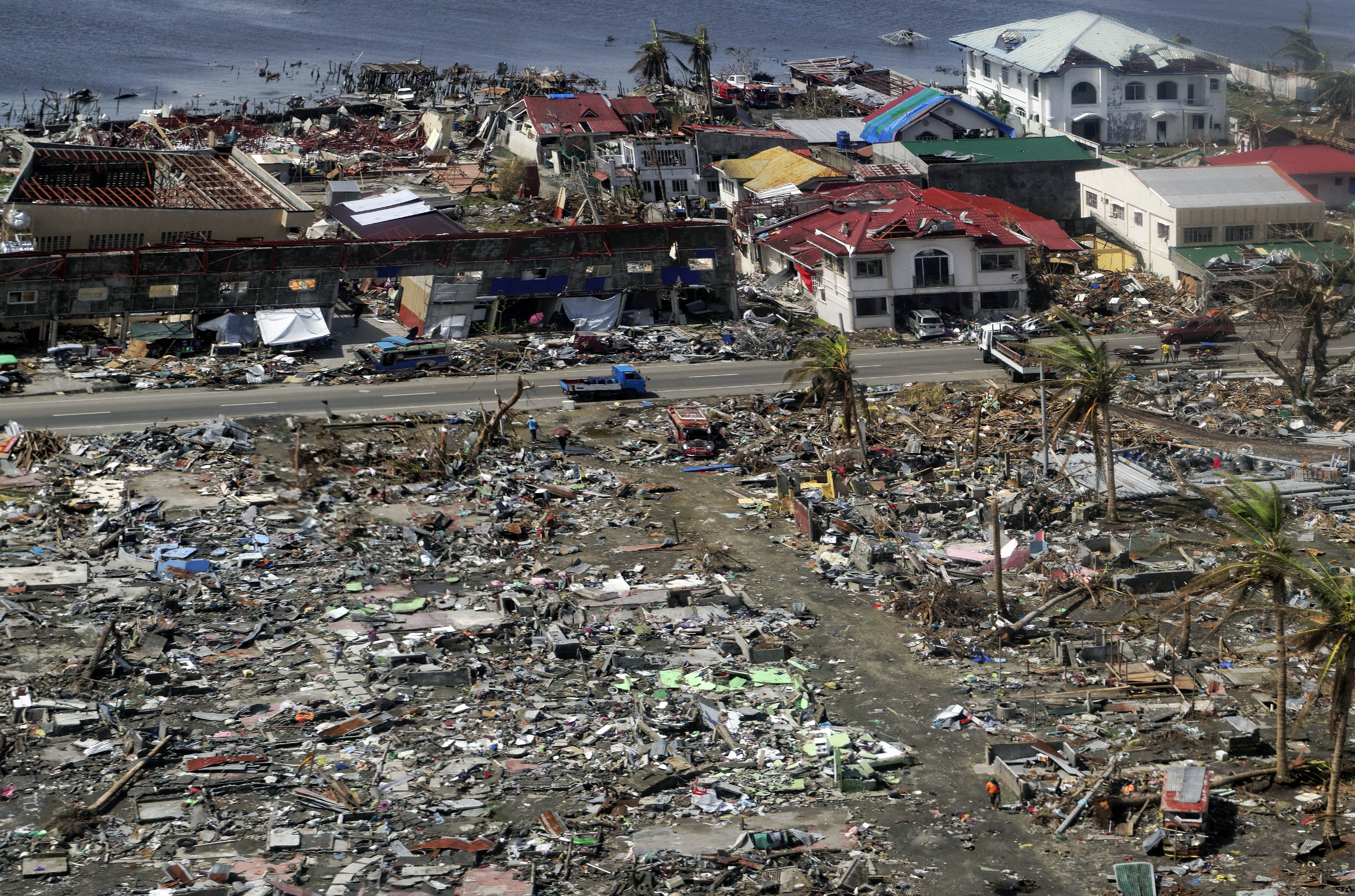 Debris lines the streets of Tacloban, Leyte island, following Typhoon Haiyan, November 14, 2013. Photo: Trocaire from Ireland. Licensed under CC Attribution 2.0 Generic license, via Wikimedia Commons.